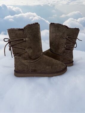 Lamo short boots. Size 10
